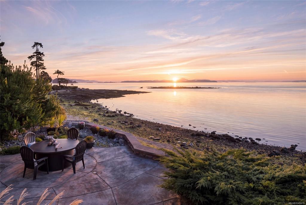 Third View of 10206 Surfside Pl, Sidney, BC, V8L 3R5