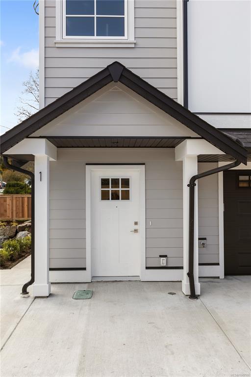 Third View of 990 Mcbriar Ave, Saanich, BC, V8X 3M3