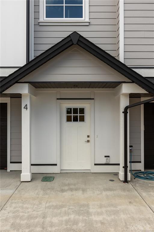 Third View of 990 Mcbriar Ave, Saanich, BC, V8X 3M3