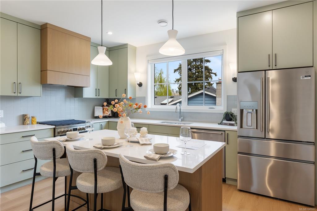 Fifth View of 990 Mcbriar Ave, Saanich, BC, V8X 3M3