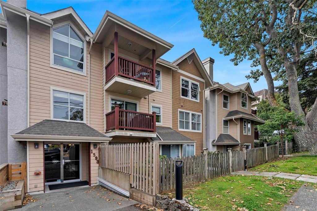 Third View of 1593 Begbie St, Victoria, BC, V8R 1K9