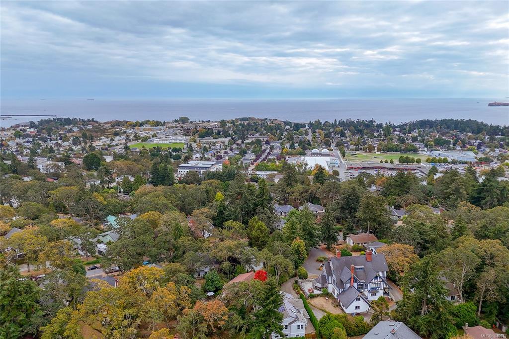 Third View of 644 Fernhill Rd, Esquimalt, BC, V9A 4Y9
