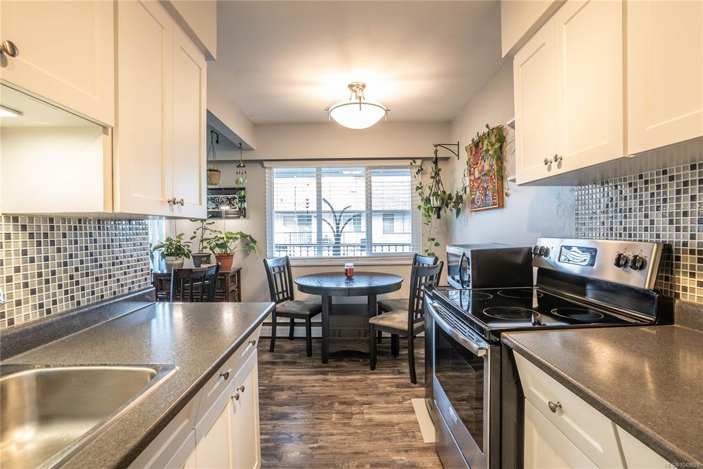 352 Burnside Rd W, 1049628, BC,