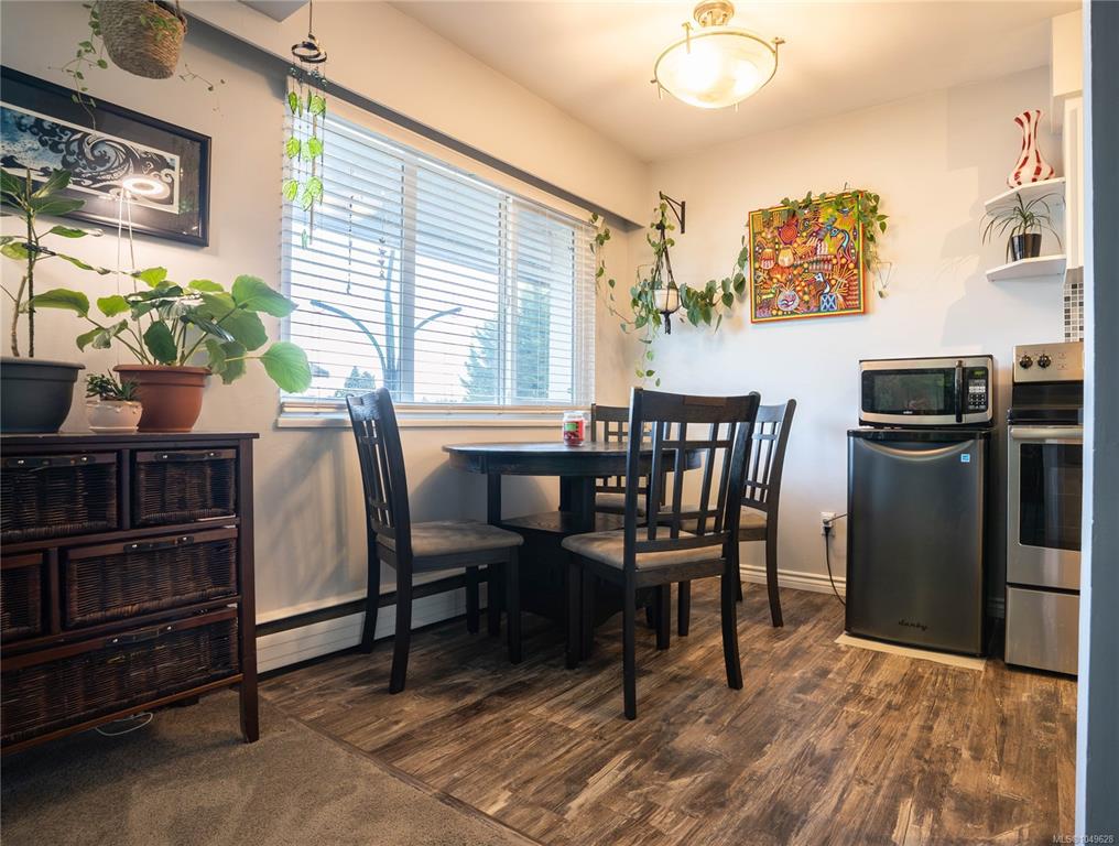 Fourth View of 352 Burnside Rd W, Saanich, BC, V8Z 1M1