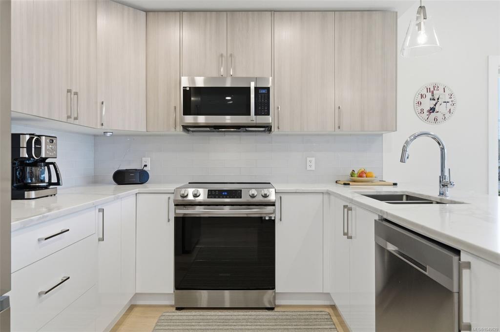 Third View of 7098 Wallace Dr, Central Saanich, BC, V8M 1E9