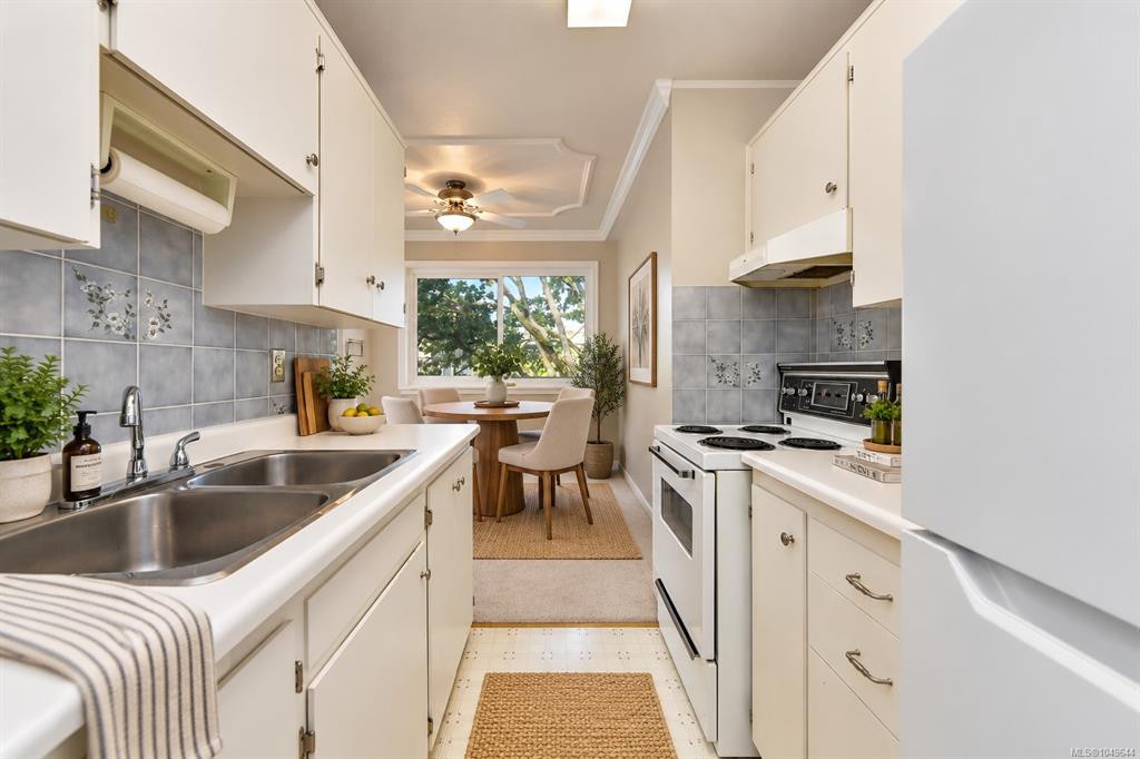 Third View of 2095 Oak Bay Ave, Oak Bay, BC, V8R 1E6