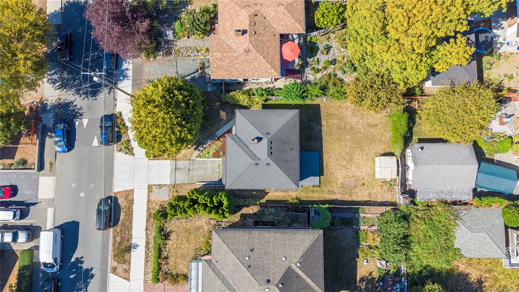 Third View of 244 Regina Ave, Saanich, BC, V8Z 1J5