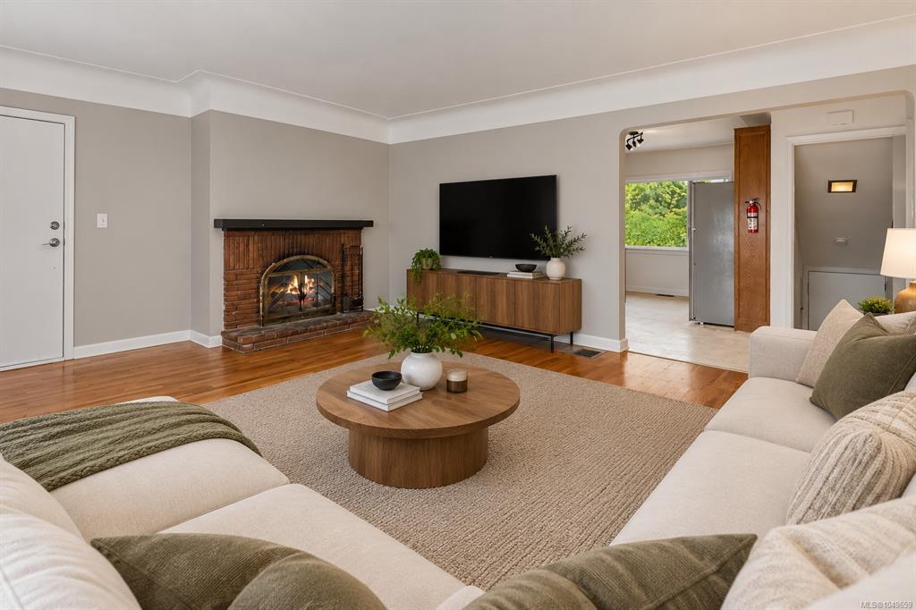 Fifth View of 244 Regina Ave, Saanich, BC, V8Z 1J5