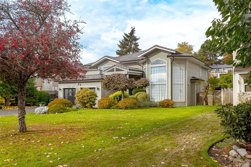 Third View of 812 Dalewood Lane, Saanich, BC, V8X 5G6