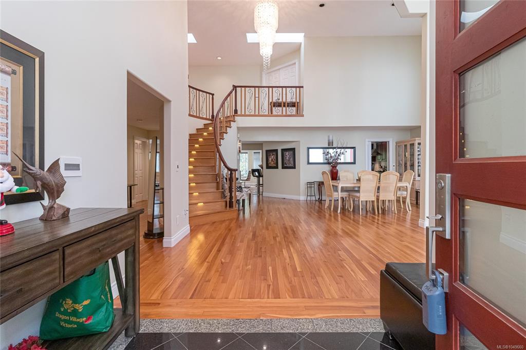 Fourth View of 812 Dalewood Lane, Saanich, BC, V8X 5G6