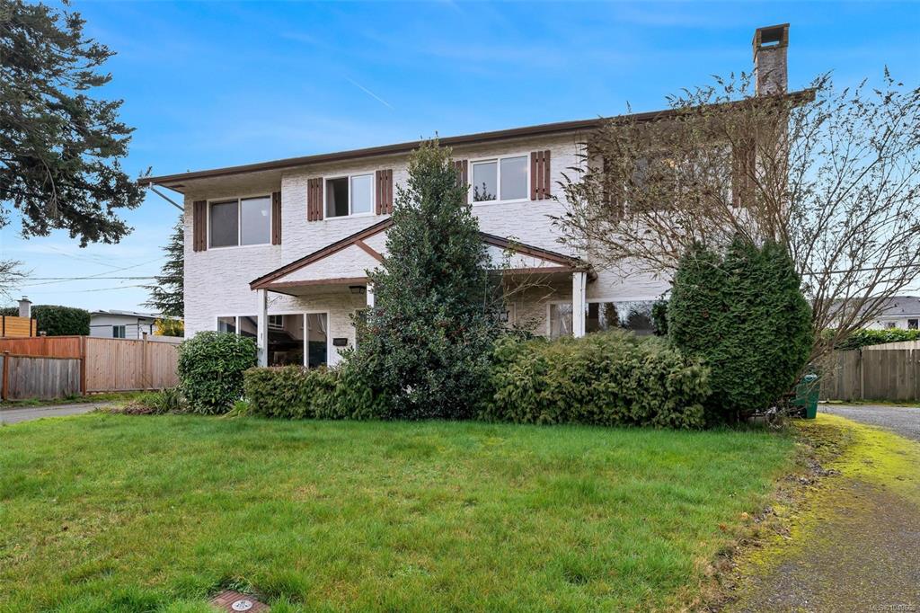 Third View of 1725 1727 Ashdale Pl, Saanich, BC, V8N 1P1