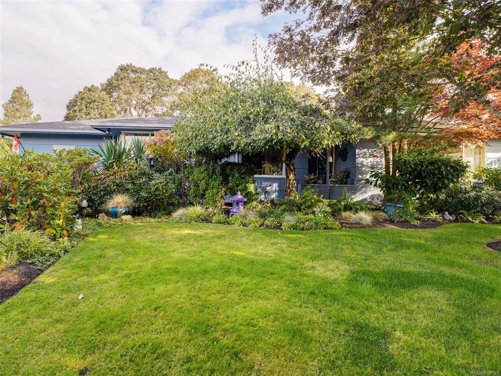 2064 Lansdowne Rd, 1049701, BC,