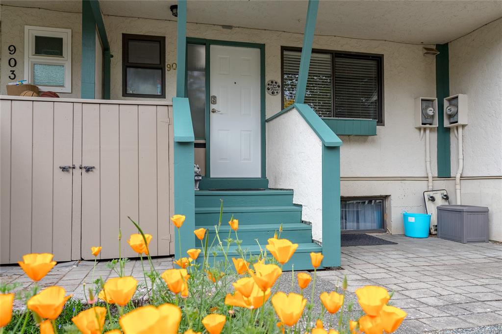 Third View of 640 Broadway St, Orchard Hill, Saanich, BC, V8Z 2G4