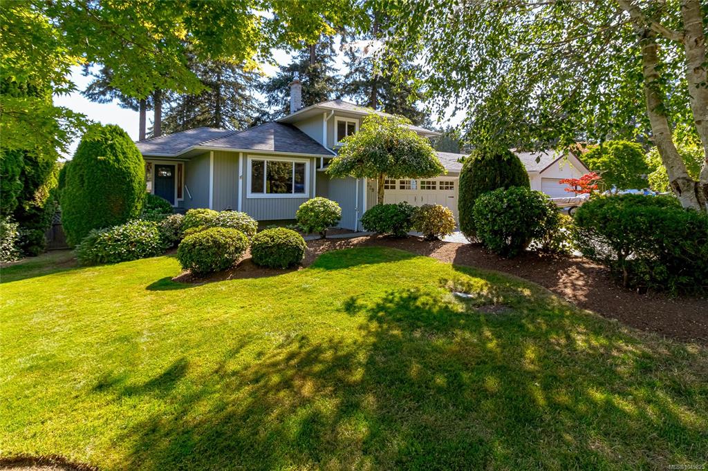 Third View of 779 Menawood Pl, Saanich, BC, V8Y 2Z7