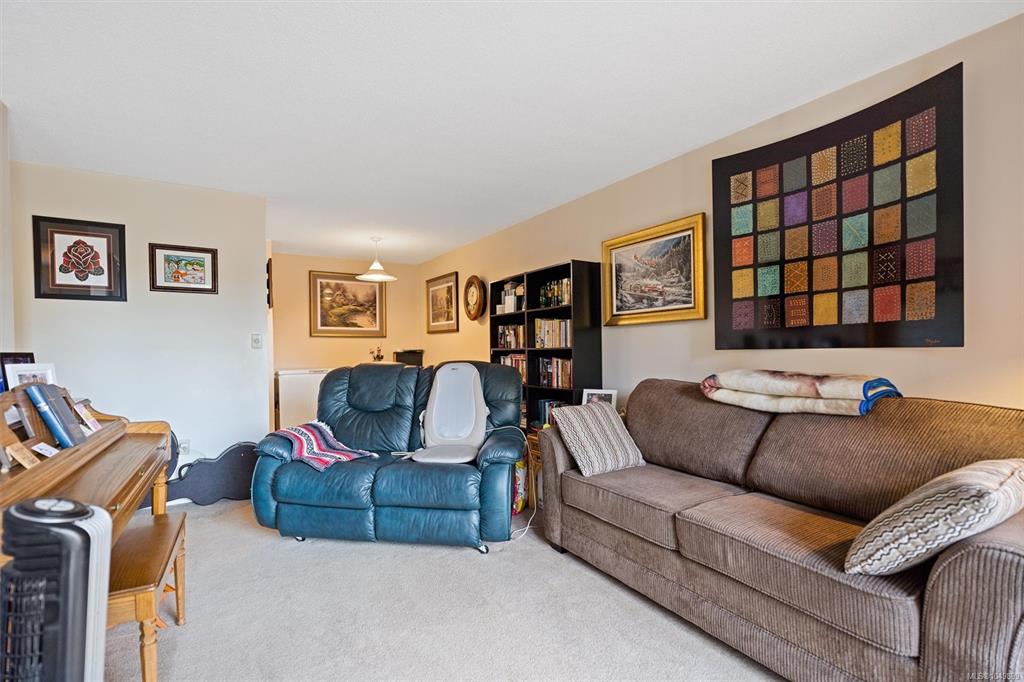 Fifth View of 105 Gorge Rd E, Treelane Estates, Victoria, BC, V9A 6Z2