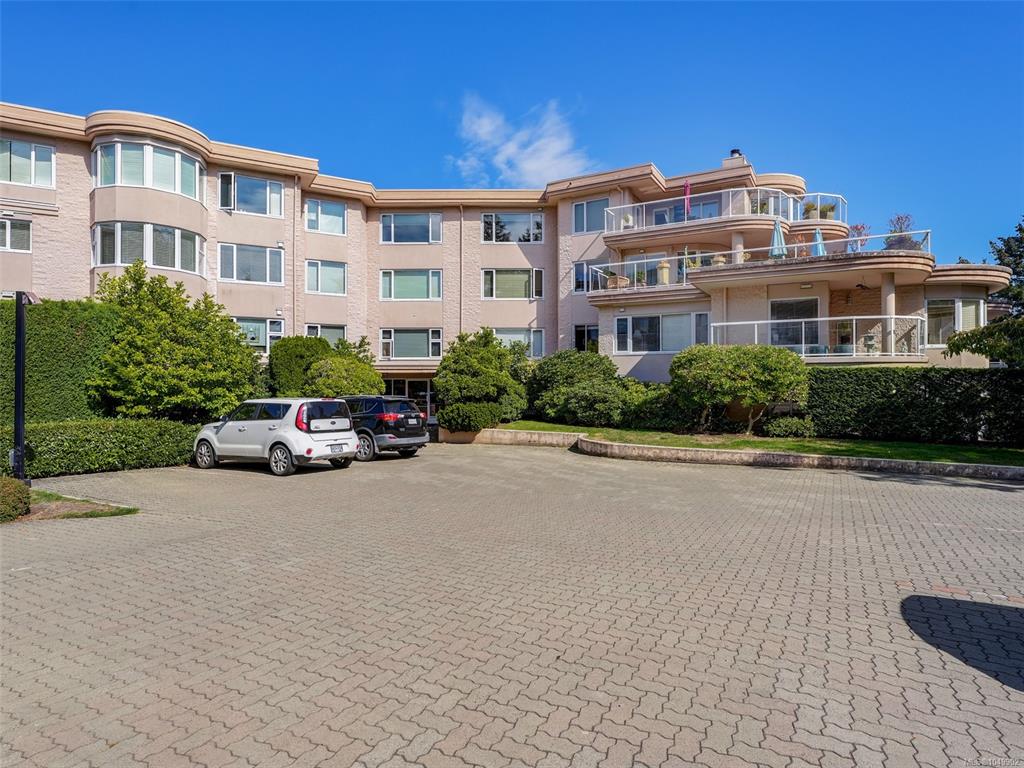 Third View of 2829 Arbutus Rd, Saanich, BC, V8N 5X5
