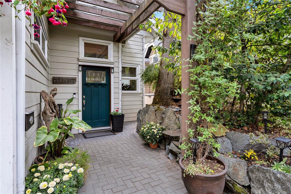 Fourth View of 4151 Quadra St, Saanich, BC, V8X 1L1