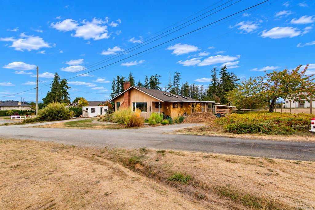 Third View of 2105 Straitsview Rd, Central Saanich, BC, V0S 1A0
