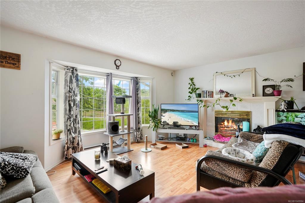 Fifth View of 877 Admirals Rd, Esquimalt, BC, V9A 2P1