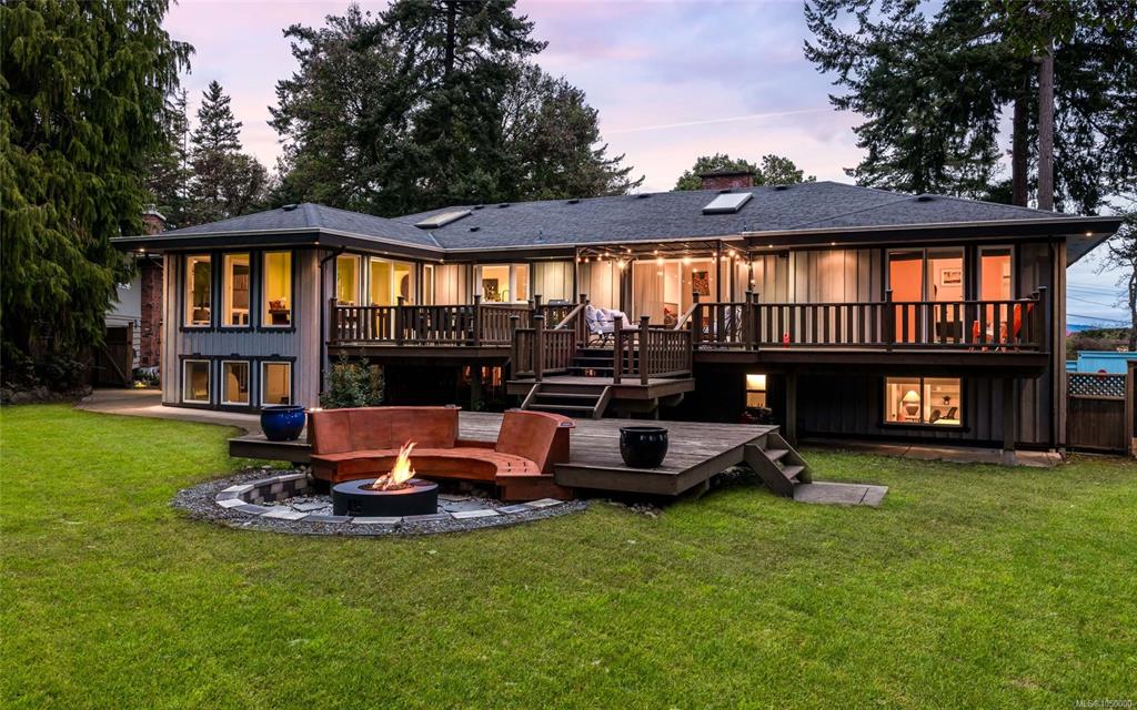 Fifth View of 2881 Phyllis St, Saanich, BC, V8N 1Y8