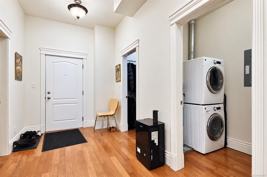 Third View of 1602 Quadra St, The Palladian, Victoria, BC, V8W 2L4