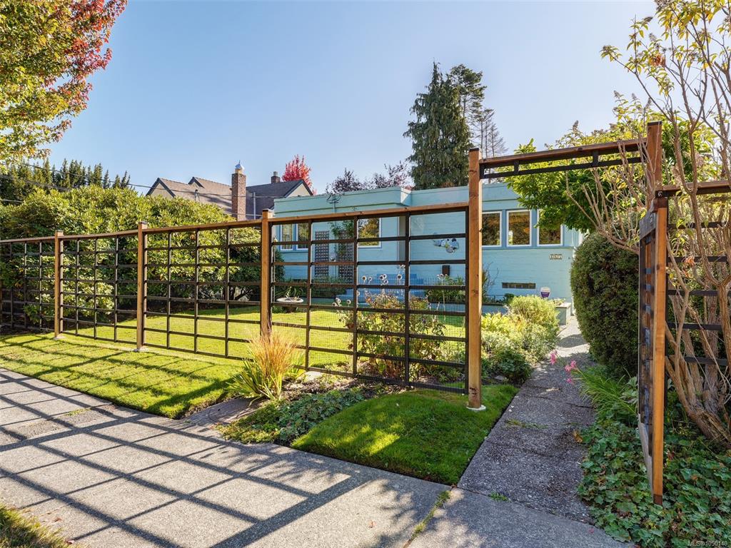 Third View of 865 Bank St, Victoria, BC, V8S 4A8