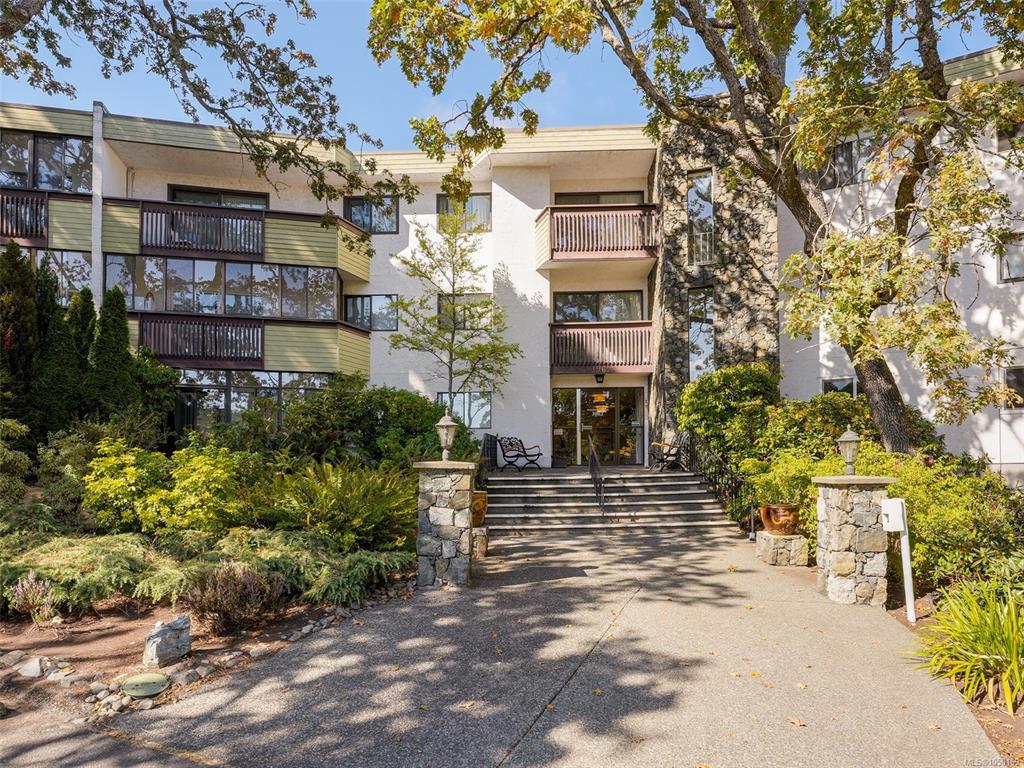 3962 Cedar Hill Rd, 1050169, BC,