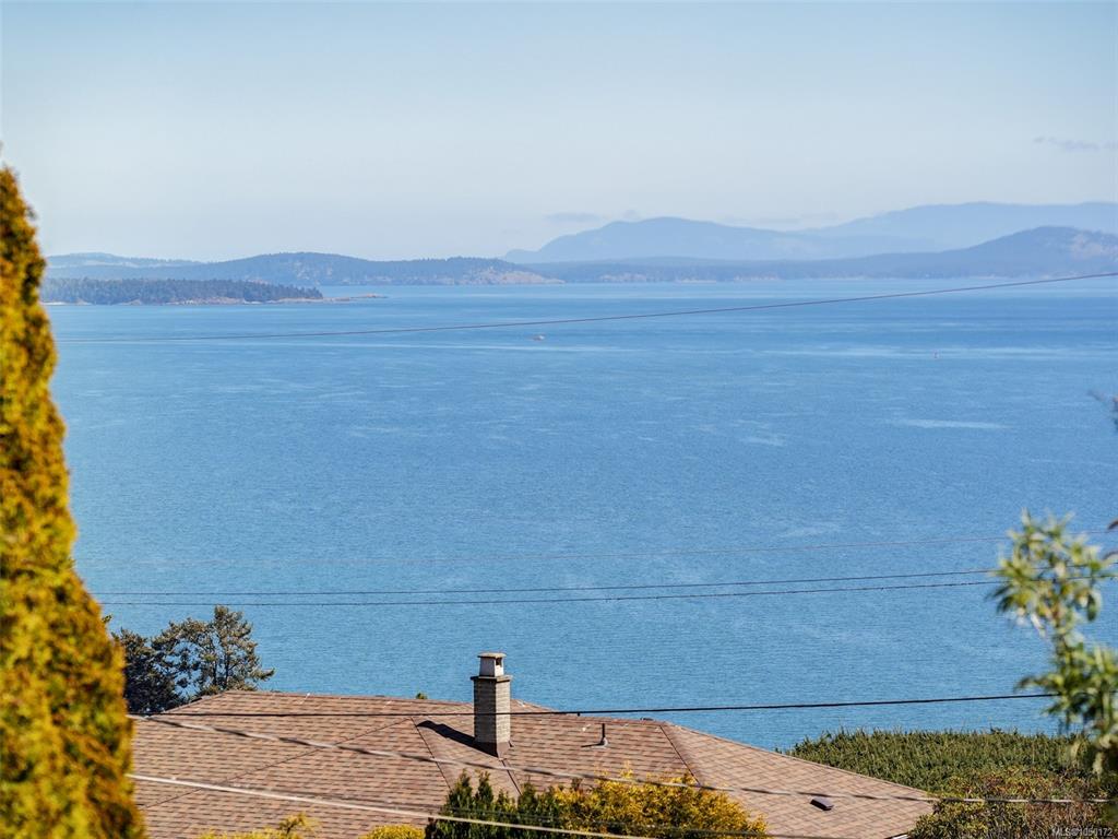 Fourth View of 916 Claremont Ave, Saanich, BC, V8Y 1K3
