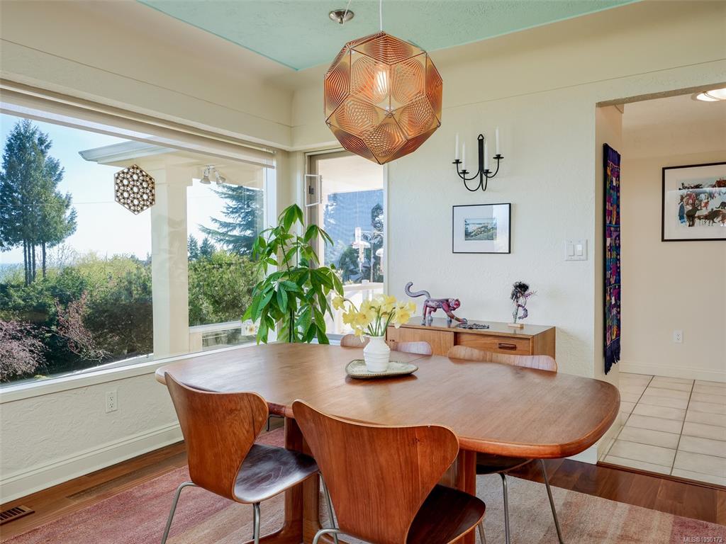 Fifth View of 916 Claremont Ave, Saanich, BC, V8Y 1K3