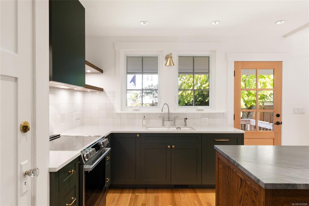 Fifth View of 1027 Deal St, Oak Bay, BC, V8S 5G6