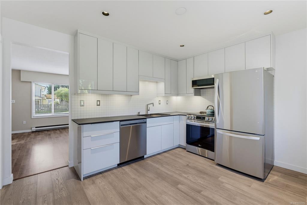 Fifth View of 1714 Ashdale Pl, Saanich, BC, V8N 1N9