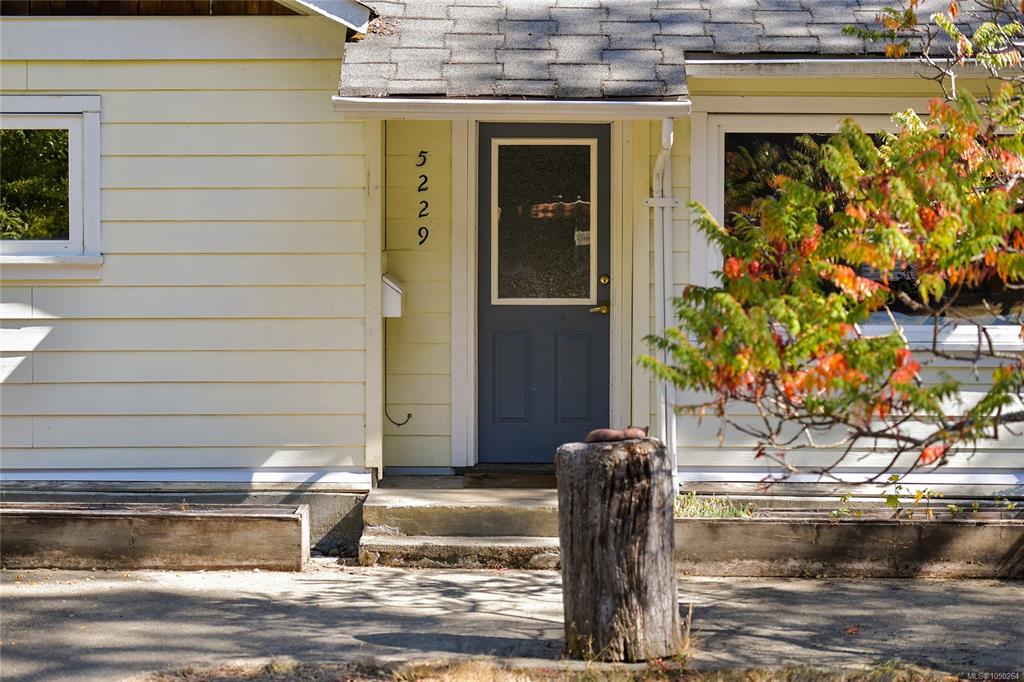 Third View of 5229 Jersey Rd, Saanich, BC, V8Y 2H2