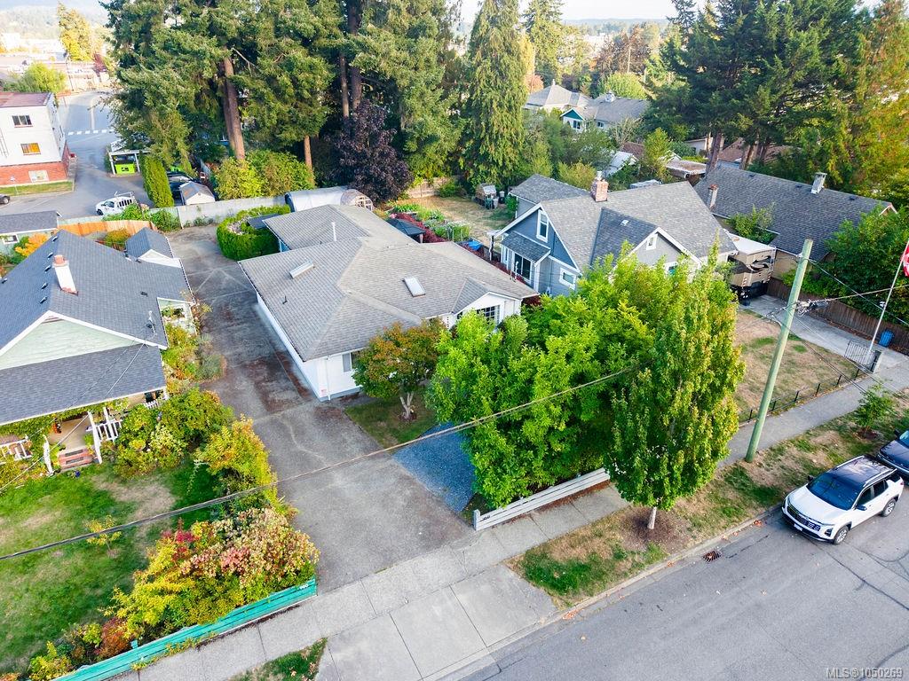 Third View of 950 Mcdonald St, Duncan, BC, V9L 1Z1