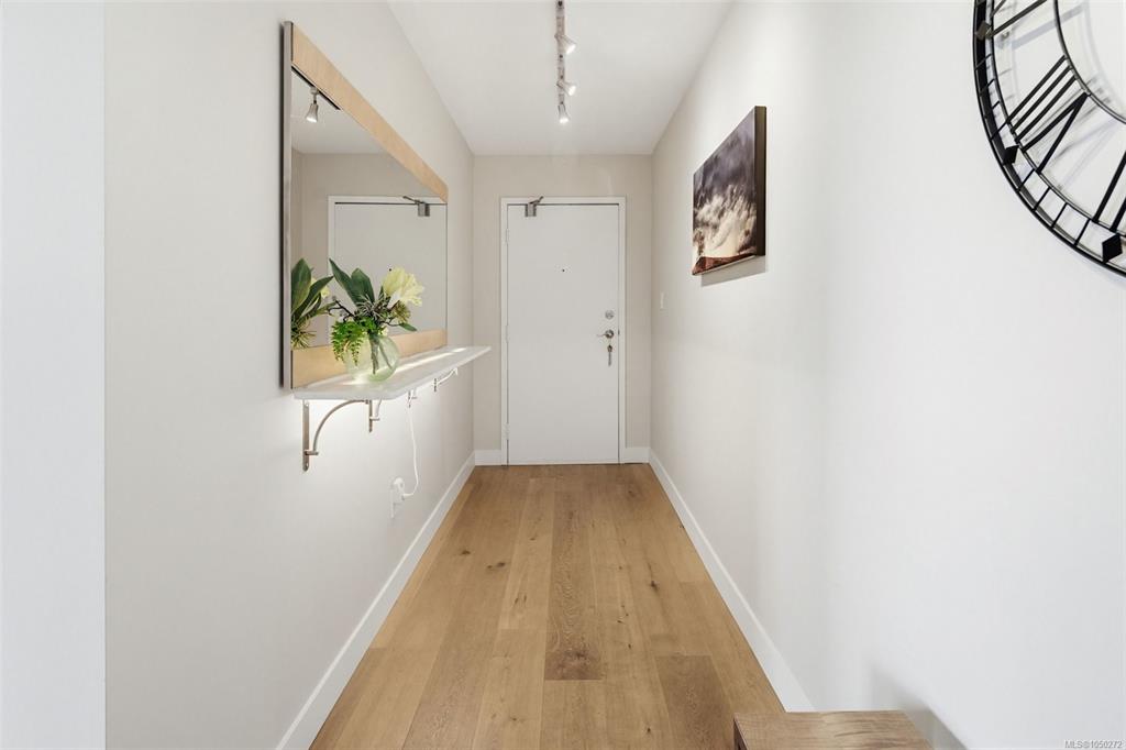 Fifth View of 103 Gorge Rd E, Treelane Estates, Victoria, BC, V9A 6Z2