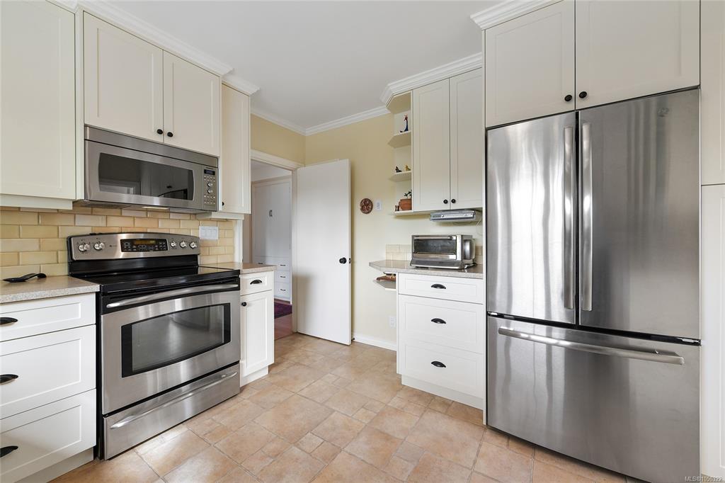 Fourth View of 2585 Dufferin Ave, Oak Bay, BC, V8R 3L5