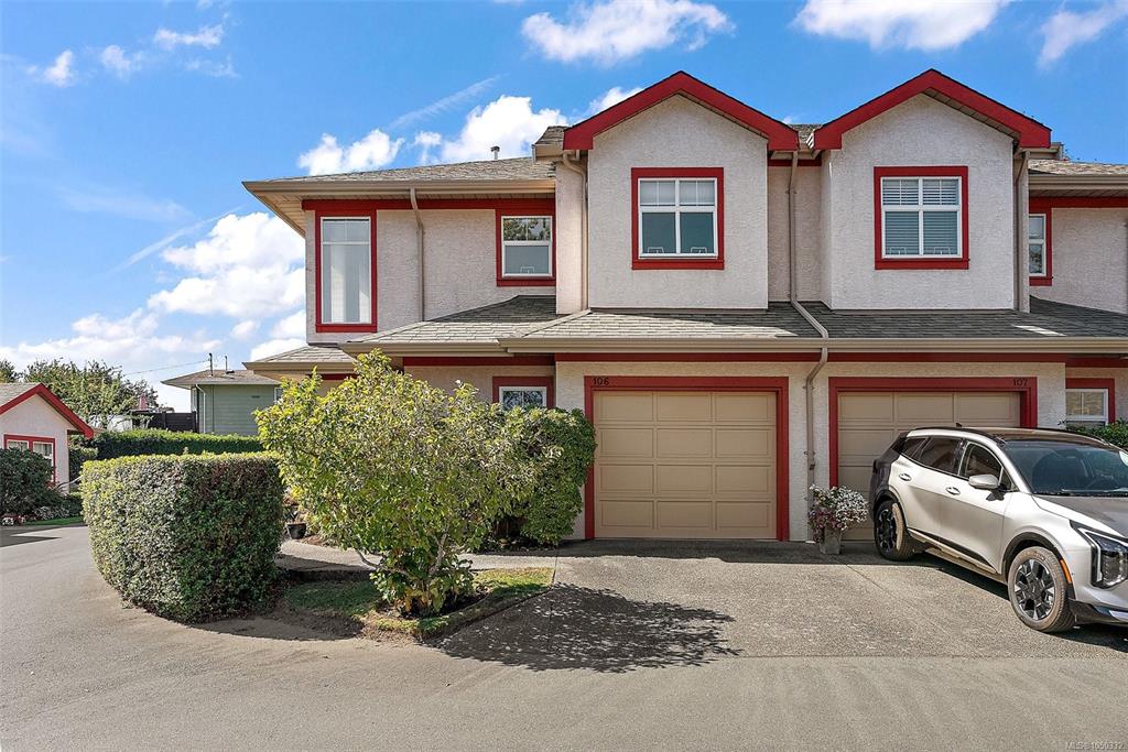 Second View of 1110 Willow St, Lakehill Estates, Saanich, BC, V8X 3K2