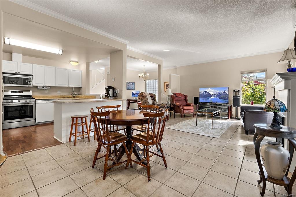 Third View of 1110 Willow St, Lakehill Estates, Saanich, BC, V8X 3K2
