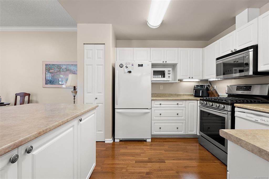 Fifth View of 1110 Willow St, Lakehill Estates, Saanich, BC, V8X 3K2