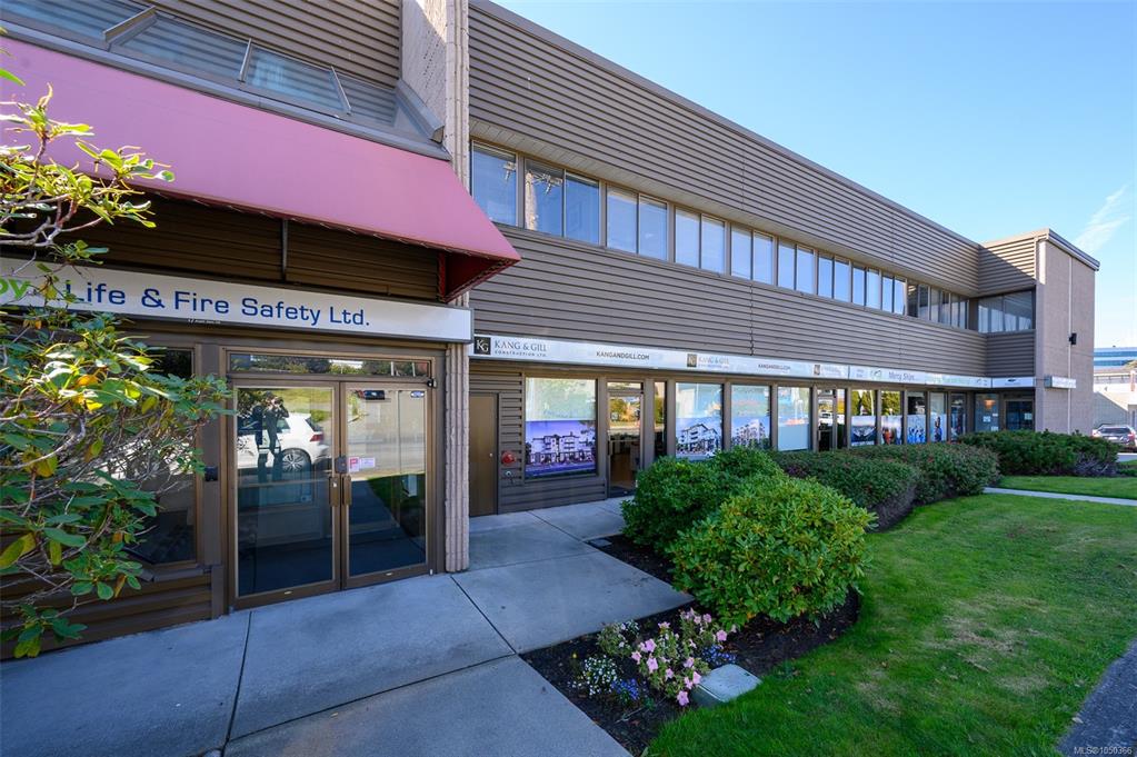 Third View of 3318 Oak St, Saanich, BC, V8X 1R1
