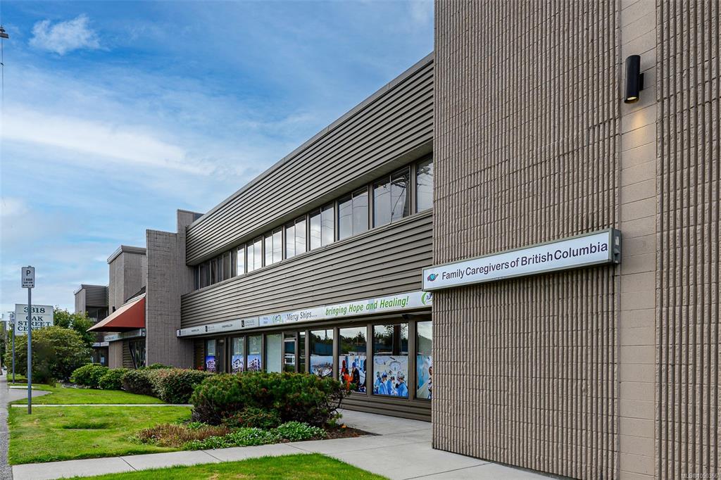 Fourth View of 3318 Oak St, Saanich, BC, V8X 1R1