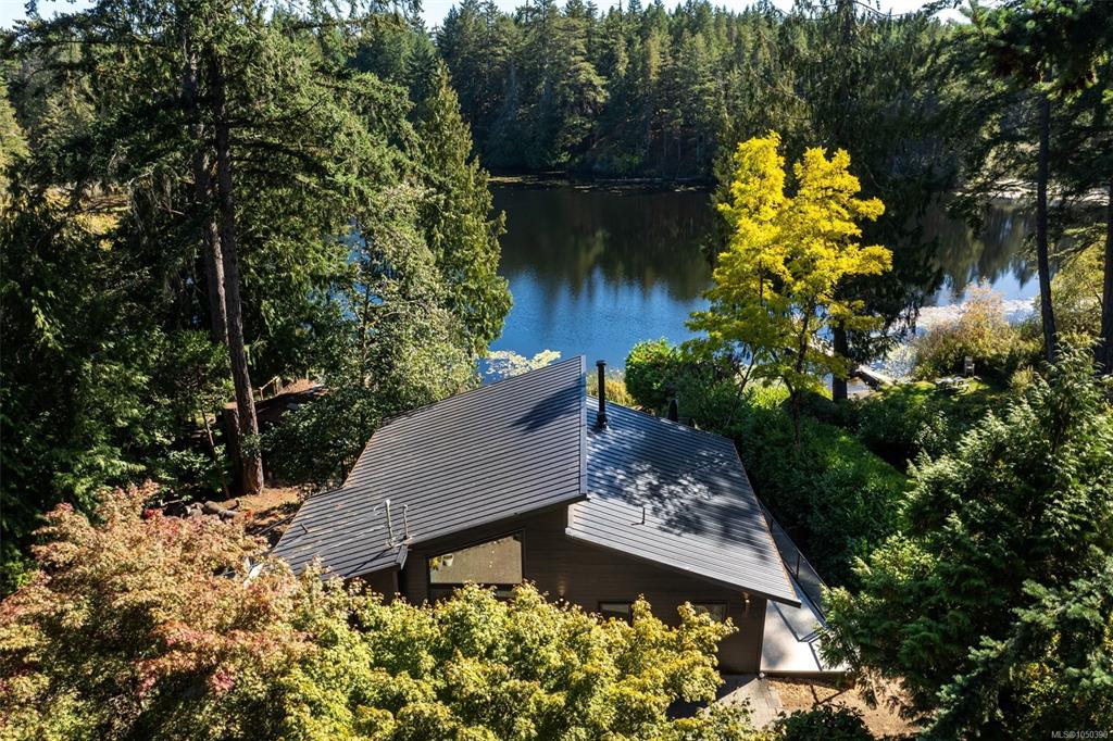 Fifth View of 685 Lost Lake Rd, Highlands, BC, V9B 6E3