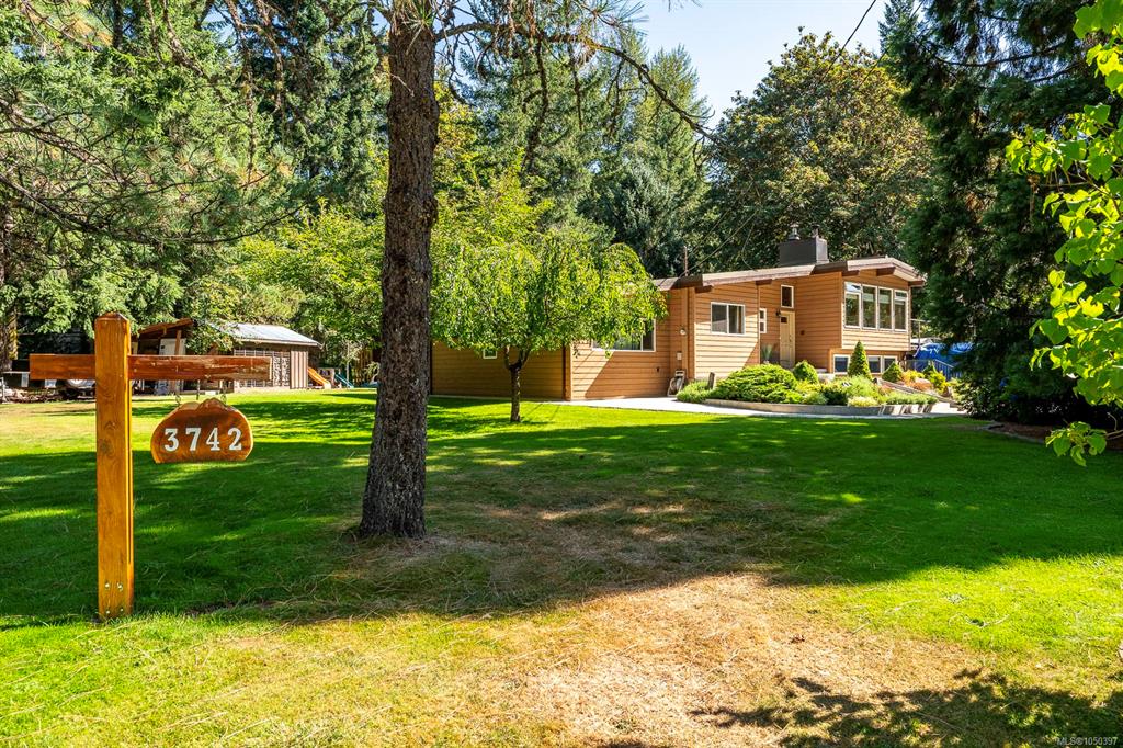 Third View of 3742 James Cres, Black Creek, BC, V9J 1E9