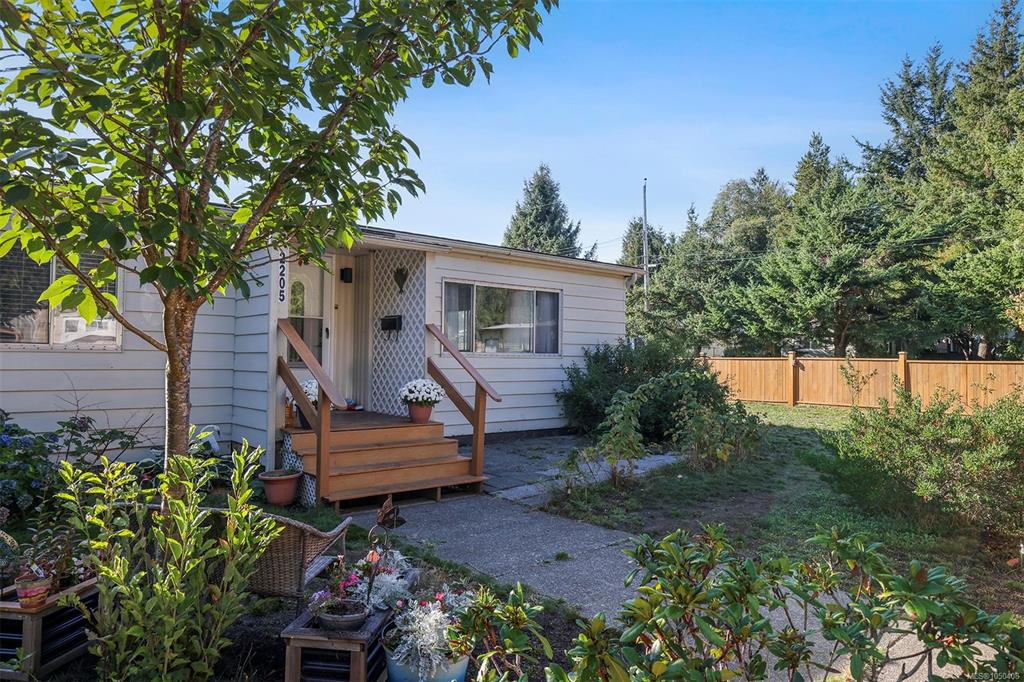 Fifth View of 2205 4th St E, Courtenay, BC, V9N 7L9