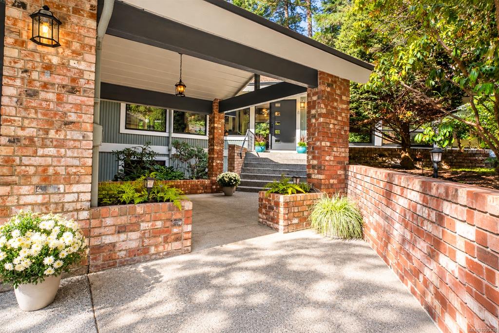 Third View of 973 Wagonwood Pl, Saanich, BC, V8X 4M1
