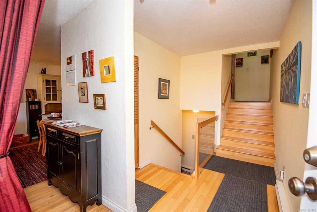 Fourth View of 3060 Harriet Rd, Saanich, BC, V9A 1T5