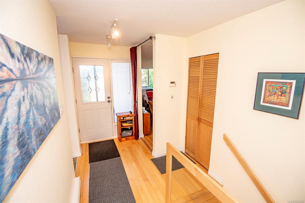 Fifth View of 3060 Harriet Rd, Saanich, BC, V9A 1T5