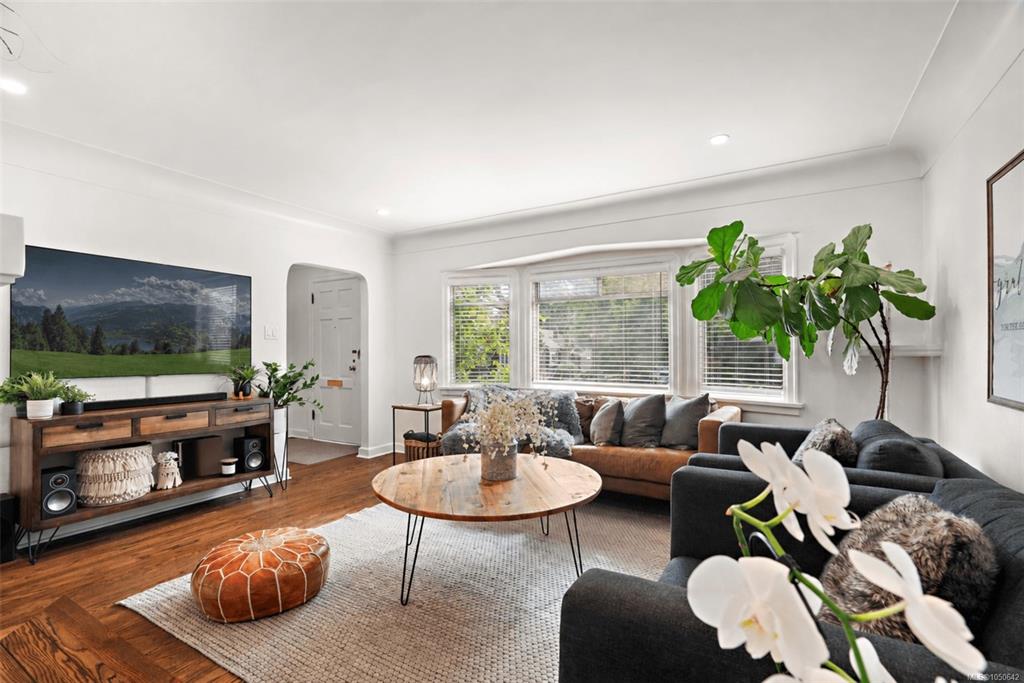 Fifth View of 970 Bank St, Victoria, BC, V8S 4B2