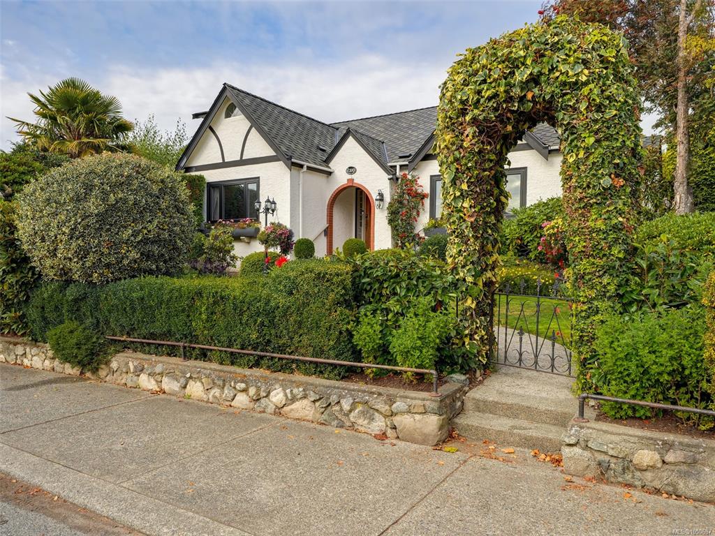 Second View of 2390 Musgrave St, Oak Bay, BC, V8R 5Y2
