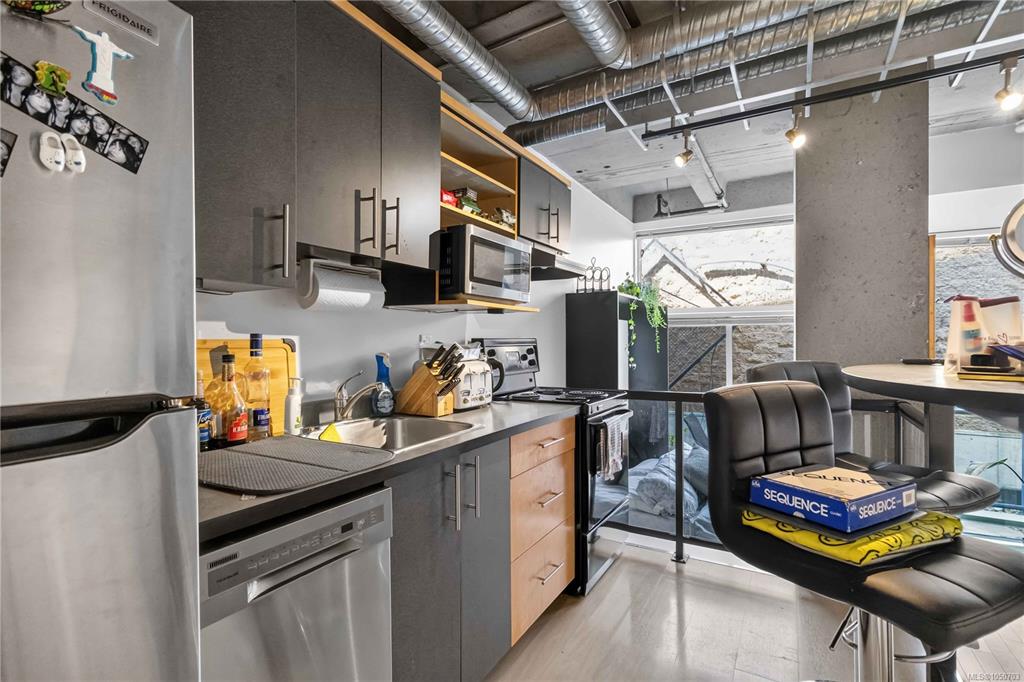 Third View of 1061 Fort St, Victoria, BC, V8V 5A1