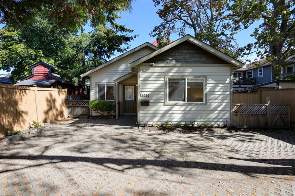 Fourth View of 2563 Shelbourne St, Victoria, BC, V8R 4L7